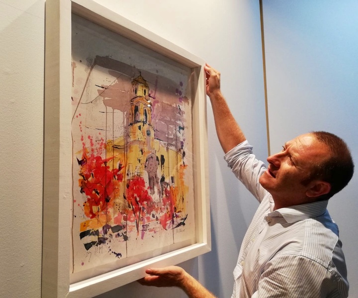 Pedro Miñarro junto a una de sus obras