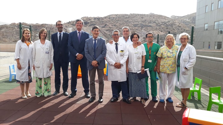 El consejero de Salud, Manuel Villegas, inaugura la nueva terraza jardín del área de pediatría del hospital Santa Lucía
