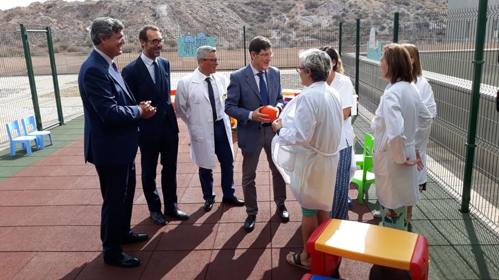 El consejero de Salud inaugura la nueva terraza jardín del área de pediatría del hospital Santa Lucía