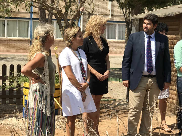 El presidente de la Comunidad, Fernando López Miras, visita el Colegio 'La Asomada', con motivo del inicio del curso escolar en Cartagena (3)