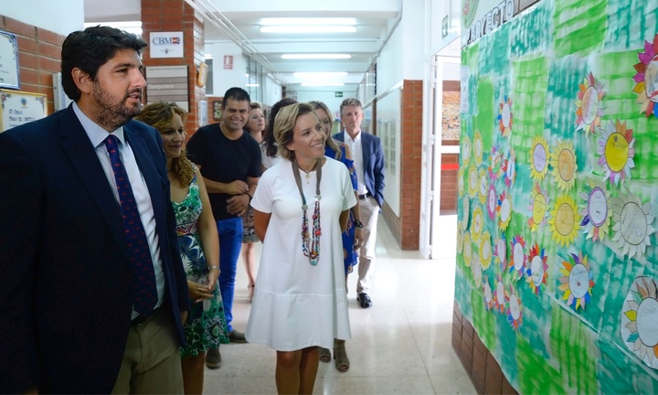 El presidente de la Comunidad visita el colegio Vicente Medina de Murcia