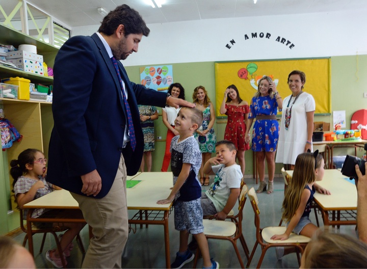 El presidente de la Comunidad visita el colegio Vicente Medina de Murcia (2)