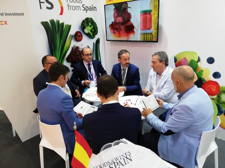 Reunión con el consejero de Agricultura, Pesca y Alimentación de la Embajada de España, Samuel Juárez Casado, y el delegado comercial del ICEX en China, Carlos Tórtola