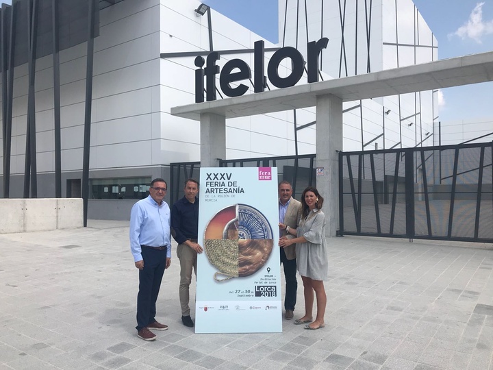 Presentación del cartel de la trigésimo quinta edición de Feramur. De izquierda a derecha, el director de Feramur, Gregorio González; el alcalde de Lorca, Fulgencio Gil; el director general de Comercio, Consumo y Simplificación Administrativa, Francisco Abril, y la concejal de Comercio y Artesanía del Ayuntamiento de Lorca, María del Carmen Ruiz (II)
