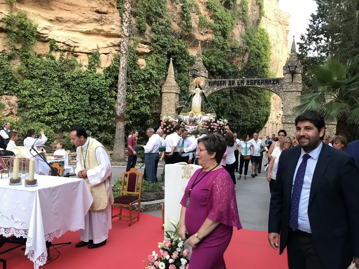 López Miras asiste a la misa y posterior procesión al Santuario de Nuestra Señora de la Esperanza en Calasparra (1)