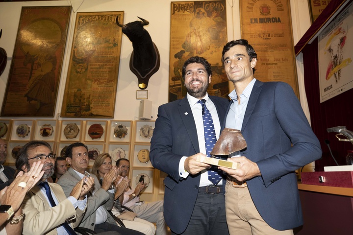 López Miras participa en los 'Aperitivos Taurinos' organizados por el Real Club Taurino de Murcia (3)