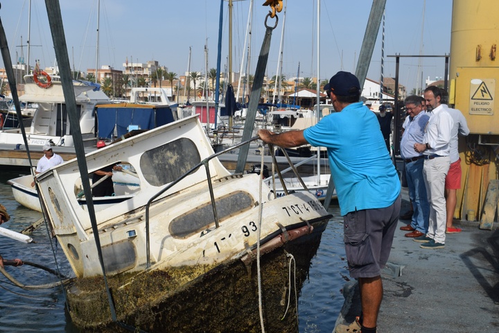 Imágenes de los trabajos de extracción de una embarcación semihundida en el Mar Menor (II)