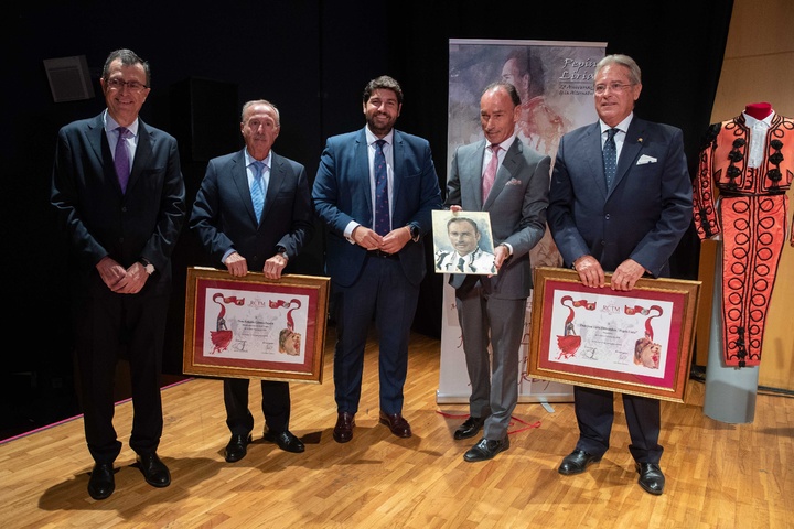 El presidente López Miras asiste a la lectura del pregón de la Feria Taurina de Murcia a cargo de Pepín Liria (2)