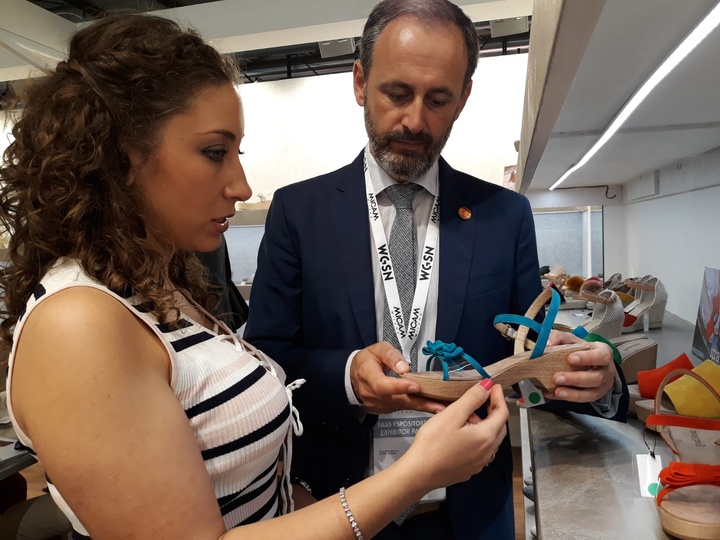 Imágenes del consejero Javier Celdrán visitando lo expositores de las empresas de la Región de Murcia (I)