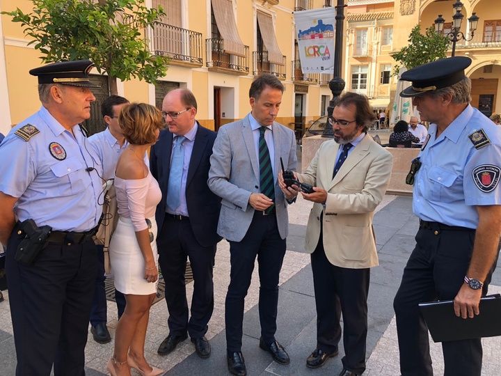 El consejero de Presidencia, Pedro Rivera, y el alcalde de Lorca, Fulgencio Gil, con los nuevos terminales de la red Radiecarm