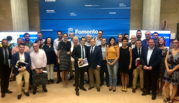 El consejero de Fomento e Infraestructuras, Patricio Valverde, presentó hoy a los alcaldes y representantes municipales las ayudas incluidas en el Plan de Vivienda destinadas a fomentar acciones en materia de vivienda en los municipios