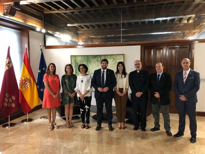 Fernando López Miras recibe a la Hermana Mayor de la Real e Ilustre Cofradía de la Vera Cruz de Caravaca