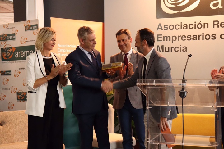 Reconocimiento de los empresarios del mueble a 'Joaquín Verdú SLU' por su 125 aniversario