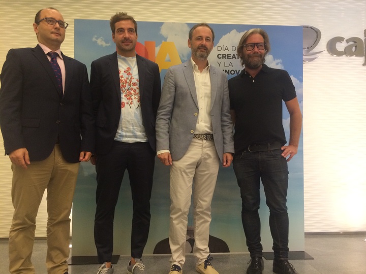 Imagen del consejero de Empleo, Universidades y Medio Ambinte, Javier Celdrán, con el director del Instituto de Fomento, Joaquín Gómez, el fundador de Rapsodia, Dimas Agudo,  y Luki Huber