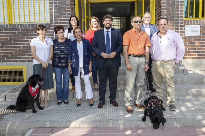 El presidente de la Comunidad, Fernando López Miras, presenta el programa educativo "Perros y Letras" (3)