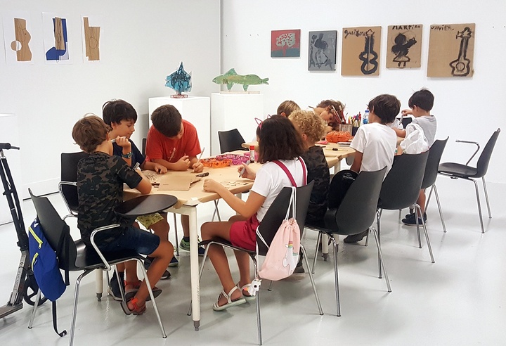 Imagen del taller 'El arte de los niños' impartido en el Centro Párraga por el artista murciano Rafael Fuster