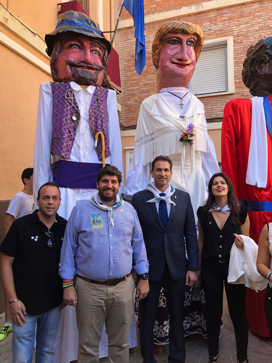 López Miras asiste al XIX Encuentro de Gigantes y Cabezudos 'Villa de Abarán' (2)