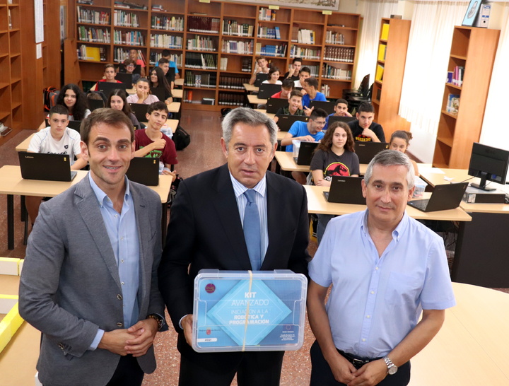 El consejero de Hacienda, Fernando de la Cierva, entrega los kits de robótica a los alumnos del Instituto de Enseñanza Secundaria Ramón y Cajal, que este curso se une al programa de robótica educativa 'El cable amarillo' (I)