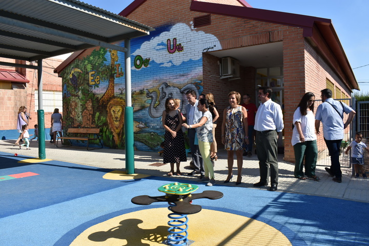 Martínez-Cachá visita el Centro de Educación Infantil y Primaria Vista Alegre de Las Torres de Cotillas para retirar la cubierta de fibrocemento