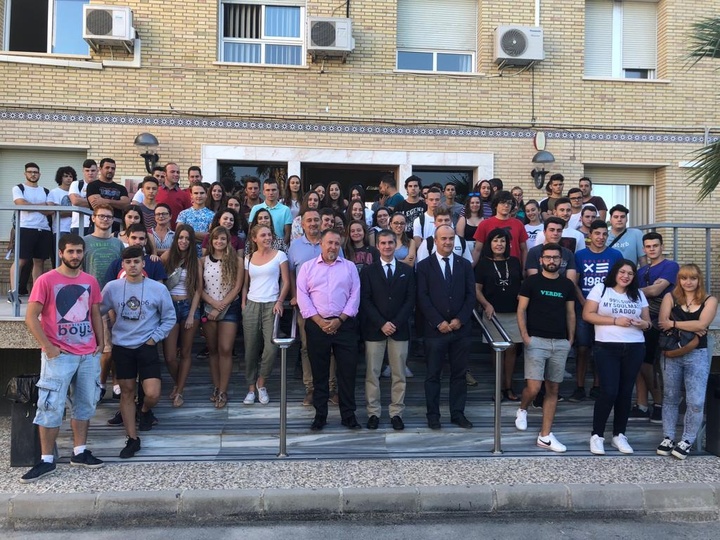 El consejero Miguel Ángel del  Amor posa junto a los alumnos del Cifea de Lorca que inician el curso 2018-2019