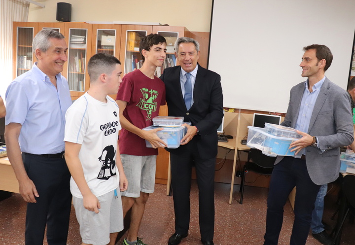 El consejero de Hacienda, Fernando de la Cierva, entrega los kits de robótica a los alumnos del Instituto de Enseñanza Secundaria Ramón y Cajal, que este curso se une al programa de robótica educativa 'El cable amarillo' (II)