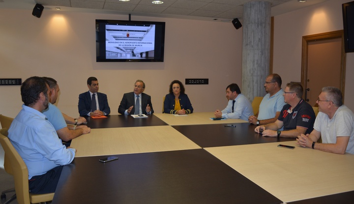 El consejero Patricio Valverde se reúne con los taxistas de Murcia