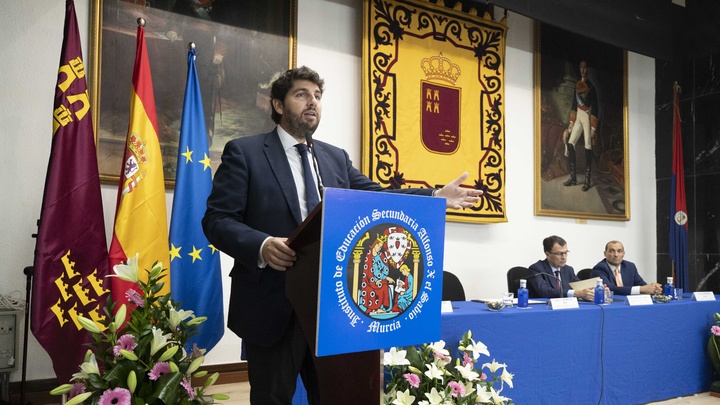 El jefe del Ejecutivo regional, Fernando López Miras, preside el acto de apertura oficial del curso escolar 2018-2019. (2)