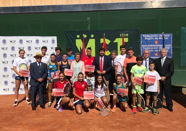 López Miras entrega las becas que concede la Comunidad a los deportistas de la Federación de Tenis de la Región (2)