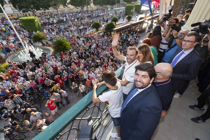 El presidente de la Comunidad recibe al ciclista Alejandro Valverde en el Palacio de San Esteban (3)