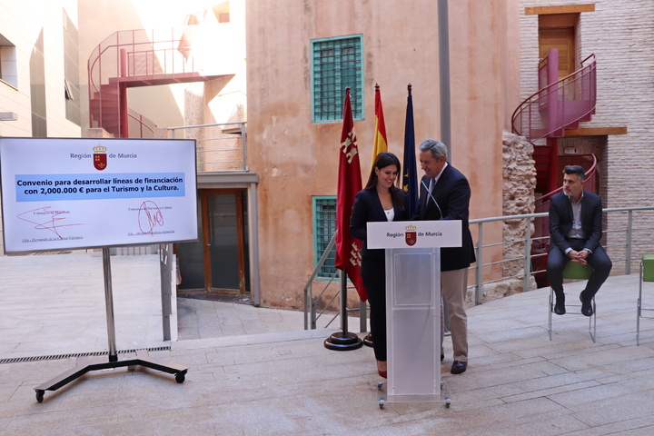El consejero de Hacienda, Fernando de la Cierva, y la consejera de Turismo y Cultura, Miriam Guardiola, presentan la línea de financiación especial para empresas de los sectores turístico y cultural