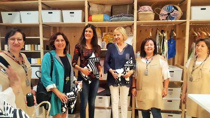 La consejera de Familia e Igualdad de Oportunidades, Violante Tomás, en la inauguración del proyecto de inserción laboral atelier 'El Costurerico'