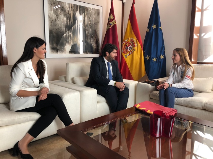 López Miras recibe a la cartagenera Lorena Fernández, que realizará el 'Reto Pelayo Vida Annapurna Bike 2018' (2)