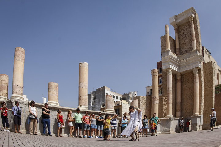 Imagen de la ruta guiada 'Templos, diosas y mucho teatro', organizada por el Teatro Romano de Cartagena en colaboración con Cartagena Puerto de Culturas.
