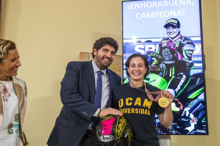 El presidente de la Comunidad, Fernando López Miras, recibe a la piloto ceheginera Ana Carrasco, campeona del mundo de motociclismo