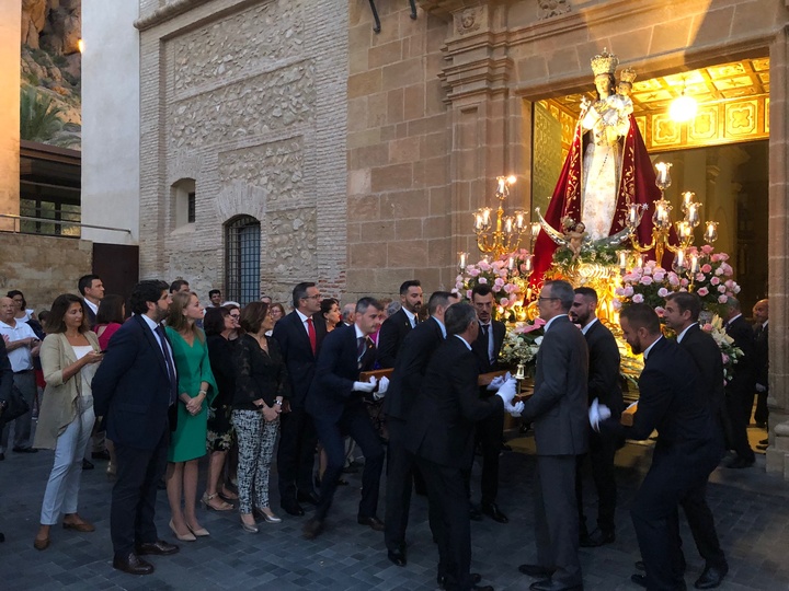 López Miras asiste en Alhama de Murcia a la procesión en honor a la Virgen del Rosario