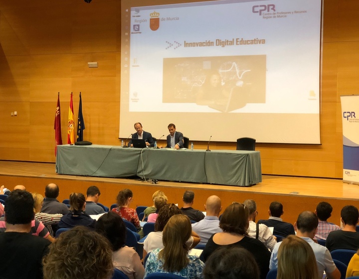 180 profesores se forman en nuevas tecnologías y recursos digitales adaptados a los docentes de la Región