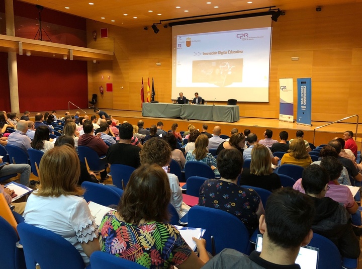 El director general de Informática, Patrimonio y Telecomunicaciones, Juan José Almela, inaugura la jornada 'Innovación Digital Educativa'