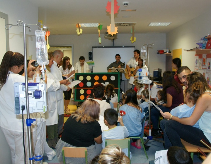 Los pediatras de la Arrixaca van al 'cole' en su Día Nacional