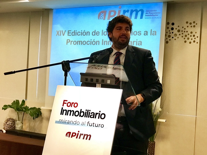 El presidente de la Comunidad clausura el foro 'Mirando al futuro' (1)