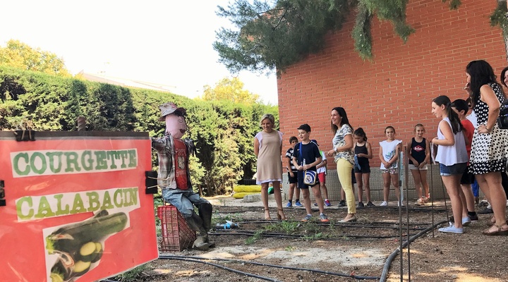 La consejera de Educación, Juventud y Deportes, Adela Martínez-Cachá, durante su visita a un huerto escolar (2)