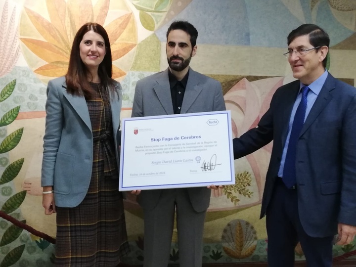 El consejero de Salud, Manuel Villegas, en el acto de entrega de una beca de investigación