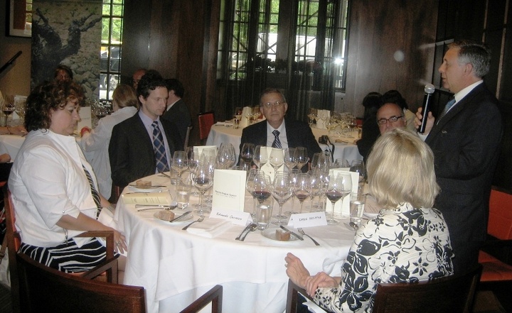 Agricultura ofrece una comida típica murciana a representantes de la prensa enológica más influyente de Nueva York