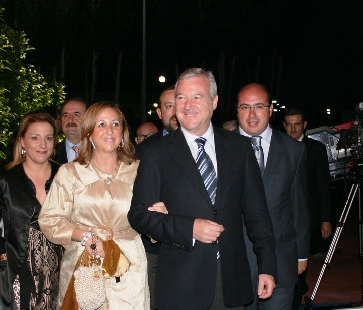 Llegada del presidente de la Comunidad, acompañado de su esposa, junto al alcalde de Puerto Lumbreras, Pedro Antonio Sánchez, el consejero de Presidencia, Juan Antonio De Heras, y el director de Siete Región de Murcia , Juan Manuel Máiquez, entre otros