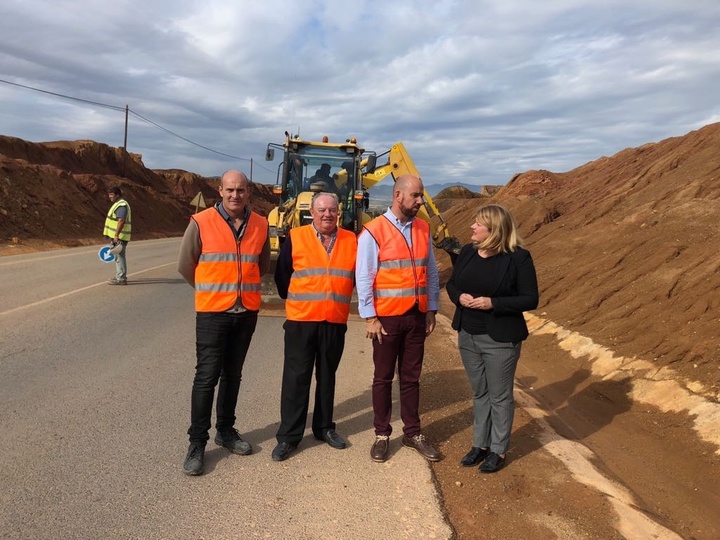 Fomento realiza obras de mantenimiento en la vía que comunica Mazarrón con Lorca.