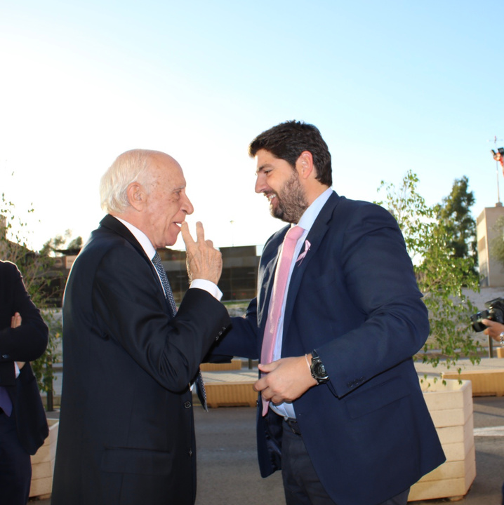 El presidente Fernando López Miras participa en el acto de homenaje al doctor Pascual Parrilla