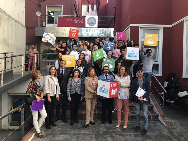 Los intervinientes en el coloquio y los alumnos de Relaciones Internacionales, en el acceso a la Escuela de Turismo