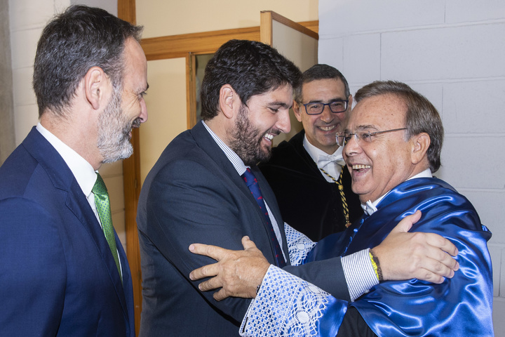 El presidente de la Comunidad asiste al acto de investidura como Doctor 'Honoris Causa' por la Universidad de Murcia de Patricio Valverde Espín
