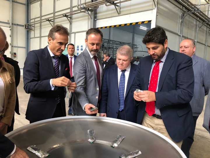 El jefe del Ejecutivo regional inaugura las nuevas instalaciones de la empresa Nutripeople Reel Innovation, S.L