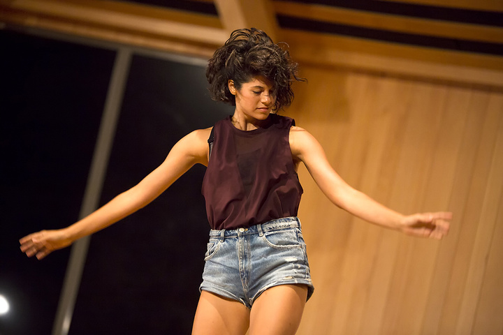 La bailarina y performer Carlota Mantecón realizará mañana una muestra abierta al público en el Centro Párraga.