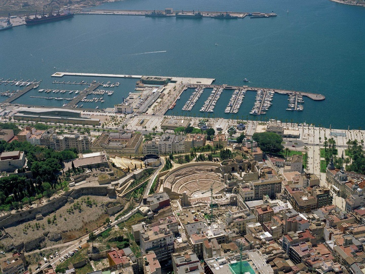 Imagen aérea de la ciudad de Cartagena y el Teatro Romano